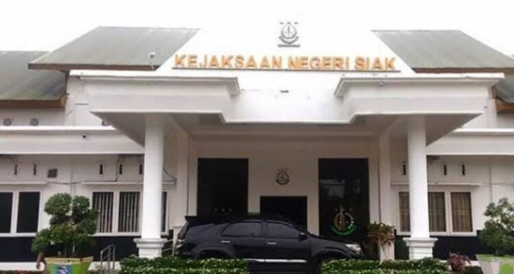 2023-12-05-dikabarkan-dapat-kunjungan-dari-kejagung-kantor-kejari-siak-disterilkan-hari-ini